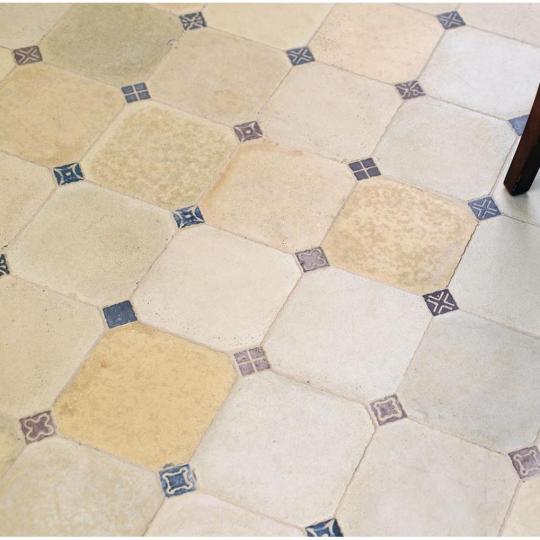 bez modry country sedliacky dom balaton dlazba podlahova dlazba dlazdica obklad mediteransky klasicky kupelna obklad dlazdica cementove dlazdice provans provence toskansko interierovy dizajn.jpg